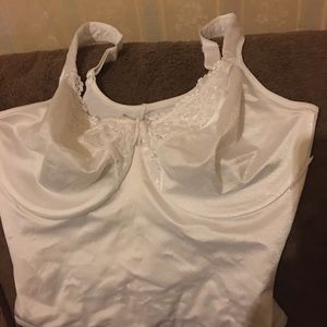 Half a white top slip🐚🐁☘️